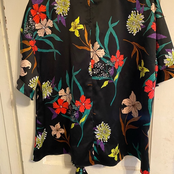 A vibrant flower blouse - Picture 2 of 4